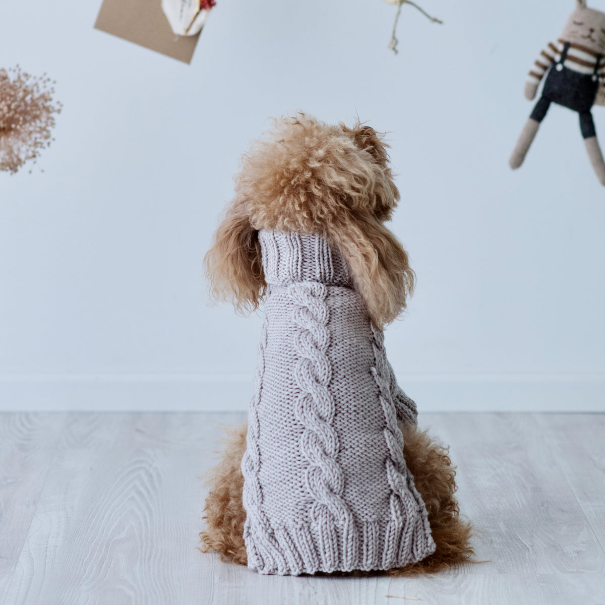 Maglioncino "Taupe Elegance" a Treccia - Fatto a mano in Lana Merino - per cani di piccola taglia